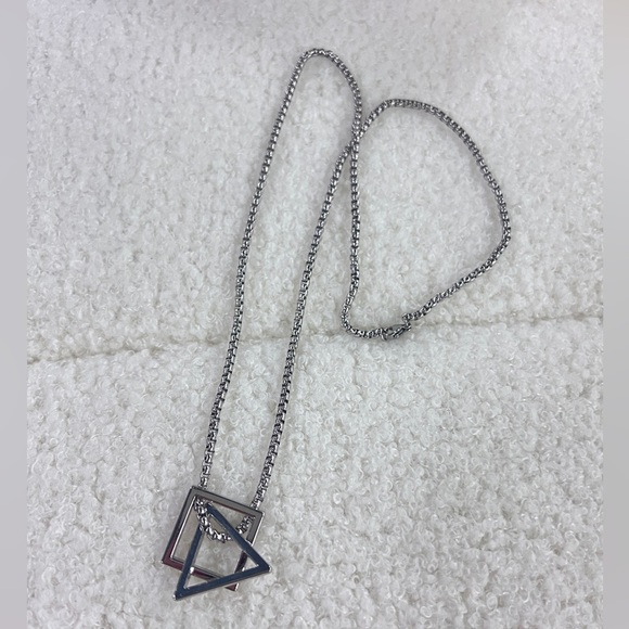 Street Style Fashion Necklace - Bold and Trendy Statement for Every Outfit - Picture 3 of 3